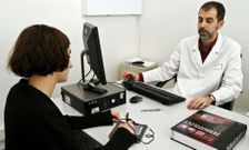 El jefe de Dermatolog�a de Povisa prueba el sistema en una consulta. 