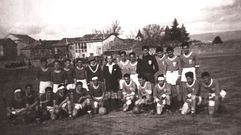 Una imagen con 76 a�os de historia. El San Fernando y el Gran Capit�n triv�s en un partido disputado en A Pobra de Trives en 1949. La imagen est� recogida en el libro �CD Viana. Cien a�os de leyenda�.