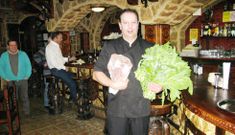 Os Arcos es uno de los cinco restaurantes de Negreira que ofrecen en su men� lac�n con grelos. 