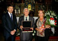 Brandar�s (centro) recibi� una placa para recordar un d�a especial.