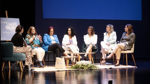 Beatriz Gallart (izquierda), coordinó la conversación entre Áurea Domínguez, Sandra Insua, Margarita Lamela, Mar Barral, Mónica Rodríguez y Rocío López