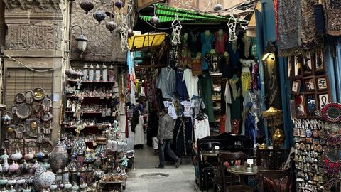 Un puesto de ropa en el bazar Khan El-Khalili de El Cairo. 