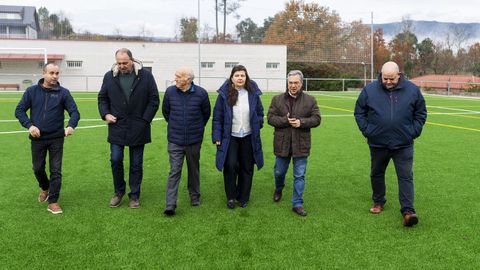 El presidente Luis Menor con la alcaldesa de Lobios, Mari Carmen Y��ez, sobre el nuevo c�sped del campo de O Para�o.