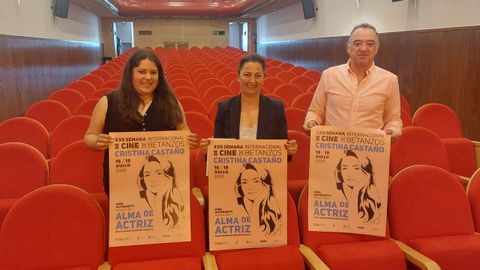 De izquierda a derecha, Lucía Santos, de Gadisa; la alcaldesa de Betanzos, María Barral, y el director del ciclo de cine, Chema Paz Gago.