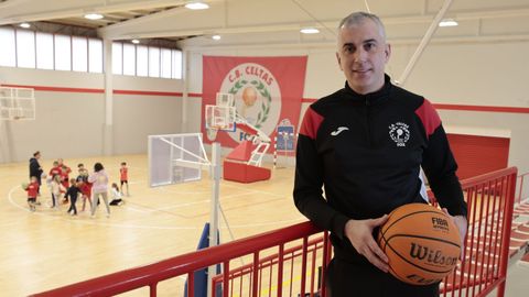 Dar�o Romero, fotografiado en Marz�n, mentras adestra un dos conxentos da enorme canteira focense.