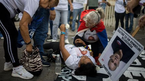 Personas participan en una manifestacin frente al Helicoide para pedir la liberacin de detenidos por el rgimen chavista.
