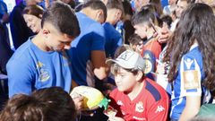 Yeremay firma aut�grafos durante la visita del Deportivo a La Voz de Galicia