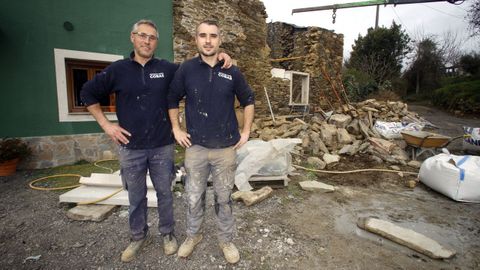 Adrin y su padre, Jos Manuel, gestionan la empresa Construcciones Cobas, con sede en Outeiro de Rei