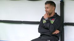 Tiz�n, en una imagen de archivo, en el banquillo de Barra�a.