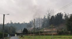 De la casa afectada sale una columna de humo y los testigos se�alan que se ven salir llamas por las ventanas