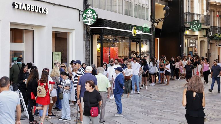 Colas en Starbucks, el día de su apertura este agosto.