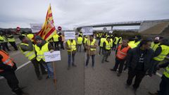 Un grupo de agricultores en una carretera de�Calamocha (Teruel)