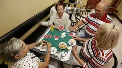 UNA PARTIDA SIN CARMEN. Los compa�eros de Carmen Agilde la recordaron jugando una partida de homenaje