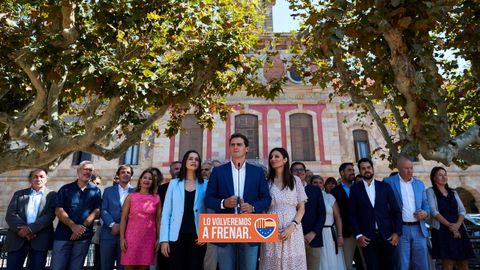 Lo volveremos a frenar. Bajo este eslogan alusivo al desafo independentista y al lo volveremos a hacer que dijo Torra, Albert Rivera, acompaado de Ins Arrimadas y Lorena Roldn, particip en un acto en el Parlamento cataln, en el que advirti a Torra de que puede acabar como un delincuente