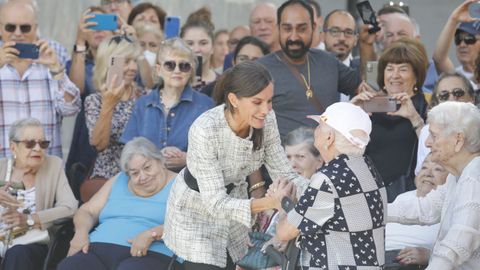 La reina Letizia saluda a su llegada a la apertura del curso de Formacin Profesional 2023/24, este mircoles en el Centro Integrado de Comunicacin, Imagen y Sonido de Langreo. 