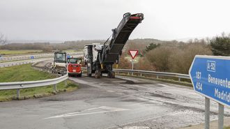 Varias m�quinas, una pavimentadora entre ellas, durante la reparaci�n del firme esta semana en la A-52, en Xinzo de Limia. 
