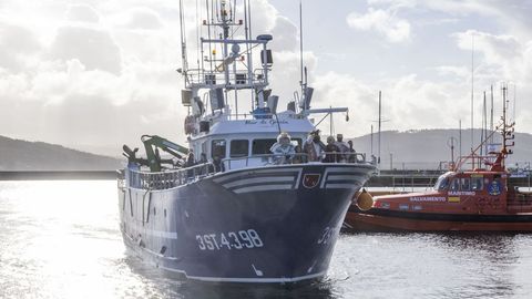 Los Reyes llegaron en barco a Camarias