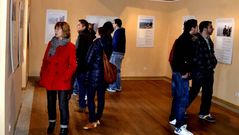 Visitantes en la exposici�n del faro de Fisterra.
