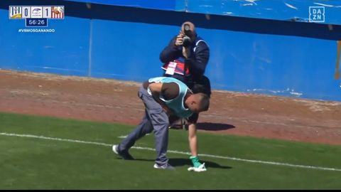 Recogida de un excremento aparecido en el Alhama-Sevilla de la Liga F