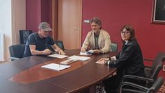 El presidente de la Pe�a Ciclista Santa Marta, izquierda, con el alcalde y la concejala de Deportes