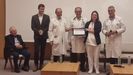 
Representantes del Hospital Universitario de A Coru�a, de la Fundaci�n Humans y de Angelini Pharma durante el acto de entrega de la certificaci�n en humanizaci�n de la atenci�n a pacientes con infecci�n bacteriana grave
