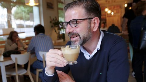 �ngel Mato empez� el d�a desayunando en su barrio, Canido. 