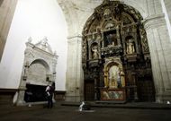 La tumba de Rosal�a de Castro es la primera que se cre� en el Panteon de Galegos Ilustres.