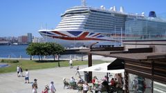 Imagen de archivo. El crucero Arvia en el muelle de Transatlánticos.