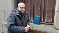 Jos� Mar�a Lago con un ejemplar de su libro reci�n publicado