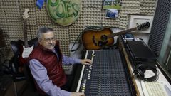 Alfredo L�pez fue en Santiago el t�cnico de sonido en los grandes conciertos de folk, jazz o de cantautores. �El rock me gusta tocarlo, pero no sonorizarlo�, remarca. En la imagen est� en un local de San L�zaro en el que ensaya cada semana, �delante de amigos�, con su �ltimo grupo yey�, Los Potes