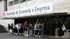 Imagen de archivo de estudiantes universitarios a las puertas de la Facultad de Econom�a de la UDC