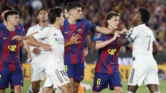 Varios jugadores del Real Madrid y del Barcelona se enfrentan durante el �ltimo cl�sico.
