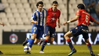 Antonio Hidalgo, como jugador del Osasuna, persigue a Valerón en un partido en Riazor en el 2009