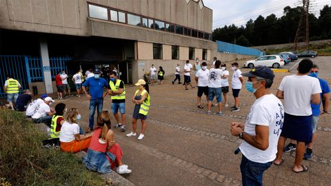 Trabajadores de Alcoa, acompaados de sus familiares, frente a la fbrica en la que realizan huelga indefinida
