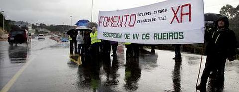 Pese a la lluvia, los vecinos salieron ayer por la ma�ana a protestar por las obras perennes de la carretera.