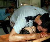 Un activista llora desesperado la muerte de un compa�ero durante un bombardeo del r�gimen.
