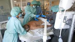 En la fotograf�a, de archivo, un paciente afectado por covid en el hospital de Ferrol 