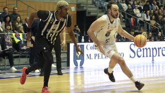 &Aacute;lex Gal&aacute;n, defendido por Polynice en el partido ante el Cartagena