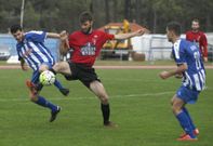 Pi�eiro, de azul, pelea el bal�n con el jugador ribeirense �lvaro Calo ante la mirada de Denis. 
