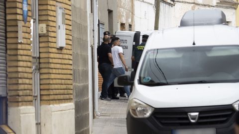 La Guardia Civil en el lugar en el que encontraron los cad�veres de Ammal y sus ni�os, en Las Pedro�eras, Cuenca