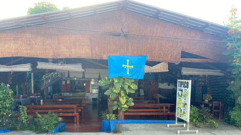 En la entrada del restaurante de Santi luce una gran bandera de Asturias que se ha convertido en el atractivo de clientes