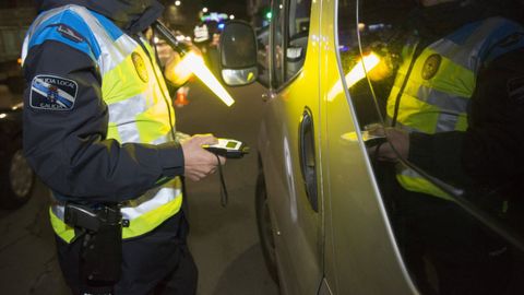Imagen de archivo de un control de alcoholemia realizado por la Polic�a Local en Carballo.