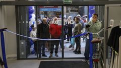 Primeros clientes haciendo cola para entrar en la nueva tienda de Decathlon