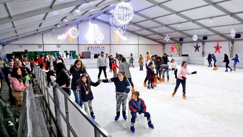La pista de hielo de Samil es de grandes dimensiones y es una gran alternativa en caso de lluvia este puente en Vigo