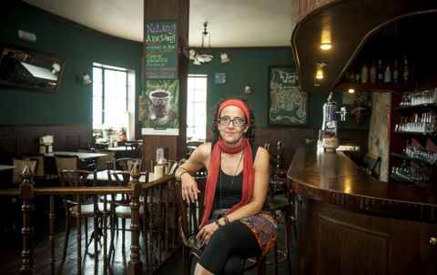 Laura planea cambios en la decoraci�n del caf�, tal vez ya para el pr�ximo verano. 