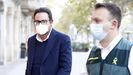 El empresario David Mad� es acompa�ado por un agente de la Guardia Civil a su despacho en Aguas de Catalu�a para ser registrada la dependencia.