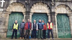 Miembros de Norte Vibe y de Roteiros da Carba, ante la iglesia de la Virxe do Cami�o, en Betanzos, tras haber completado la peregrinaci�n