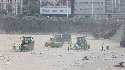 Limpieza de las playas en A Coru�a tras la noche de San Xo�n