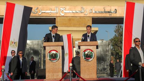 El primer ministro belga, Alexander de Croo, y el presidente del Gobierno, Pedro S�nchez, en el paso de Rafah