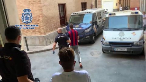 Imagen de los dos detenidos, custodiados por la Polic�a Nacional en Murcia